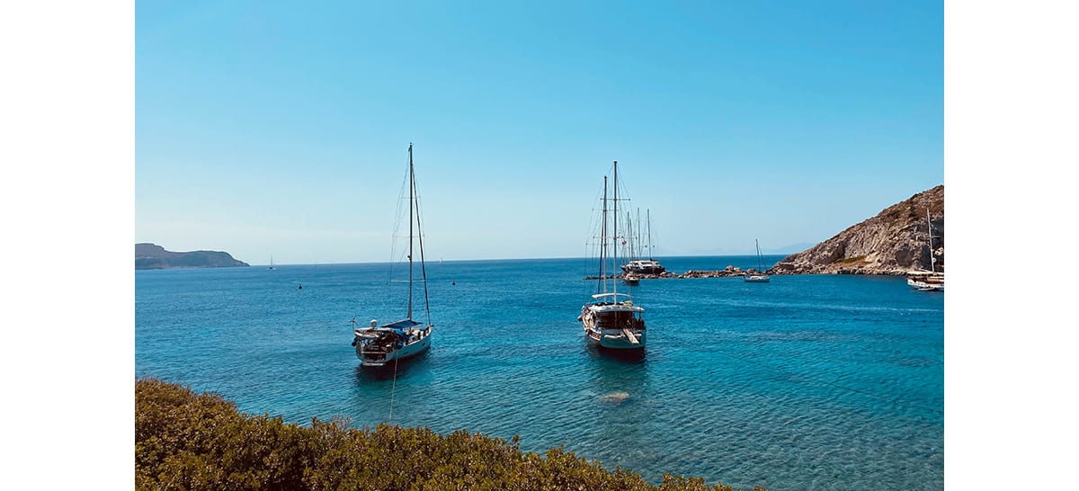 2 bateaux amarrés 